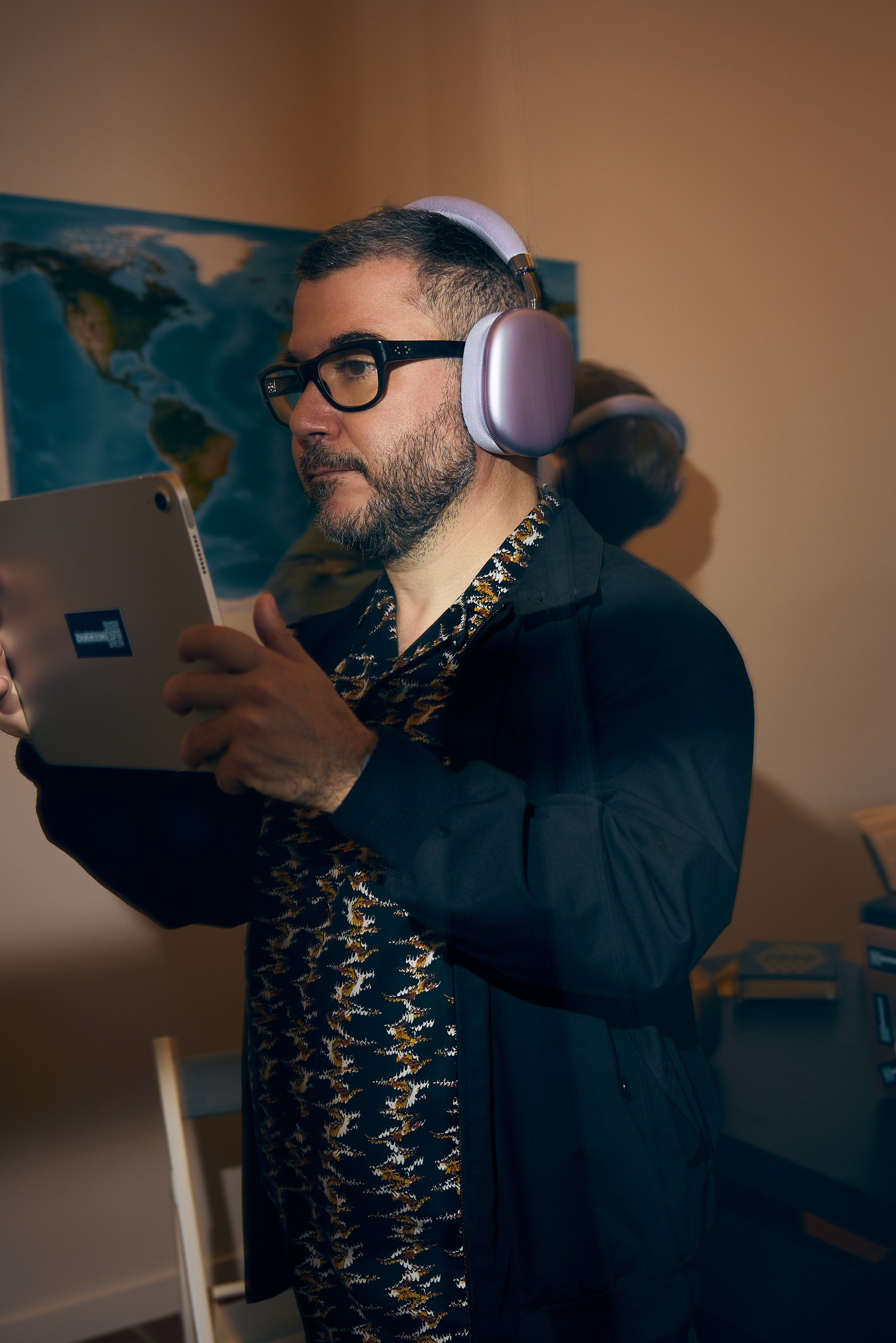 Guest with iPad