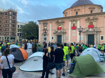 Valencia Teachers Set Up Indefinite Protest Camp on Plaza de la Virgen