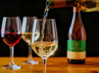 Comedy Meets Corks: "An Idiot’s Guide to Wine" Tasting Show Debuts in Valencia