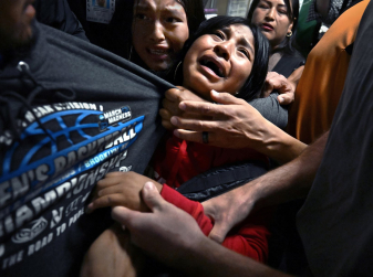 World Press Photo 2026: Carol Guzy’s Heartbreaking Image of Family Separation Wins Top Prize