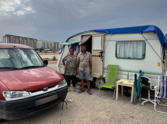 A Few Minutes from the City of Arts and Sciences, Hundreds of People Are Living in Makeshift Shacks