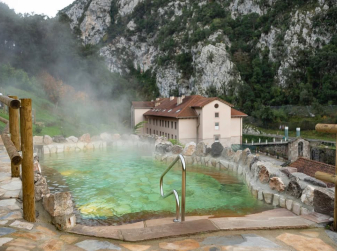 An impressive swimming pool surrounded by mountains is open to visit in Cantabria