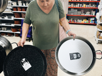 Choosing a Paella Pan with a Valencian Señora