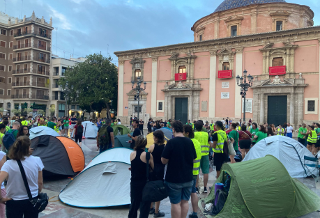 Valencia Teachers Set Up Indefinite Protest Camp on Plaza de la Virgen