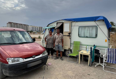 A Few Minutes from the City of Arts and Sciences, Hundreds of People Are Living in Makeshift Shacks