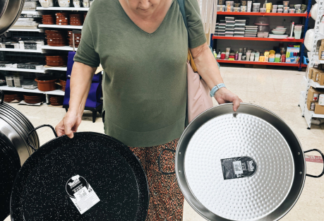 Choosing a Paella Pan with a Valencian Señora