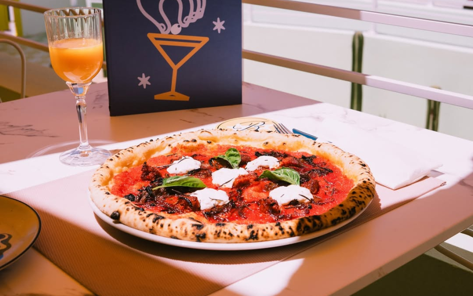 Grosso Napoletano gives away free pizza all over Spain