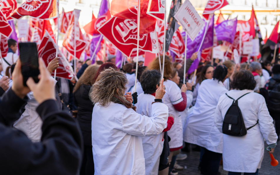 Spain Approves Healthcare Labour Reform Without Doctors' Backing