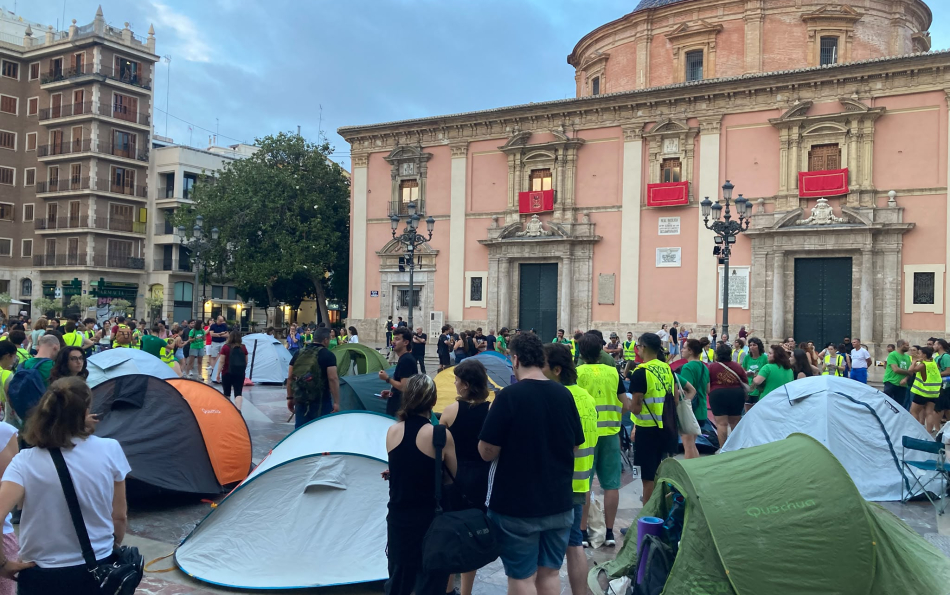 Valencia Teachers Set Up Indefinite Protest Camp on Plaza de la Virgen