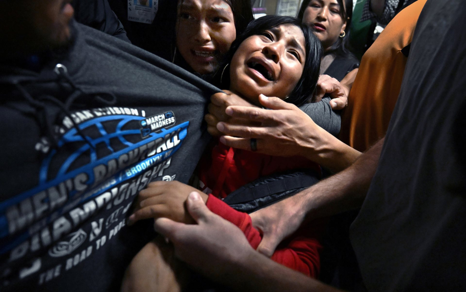 World Press Photo 2026: Carol Guzy’s Heartbreaking Image of Family Separation Wins Top Prize