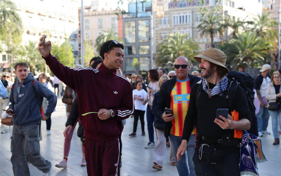 A Spanish Actor Walked 400 km from Madrid to Valencia to Remember the DANA Victims