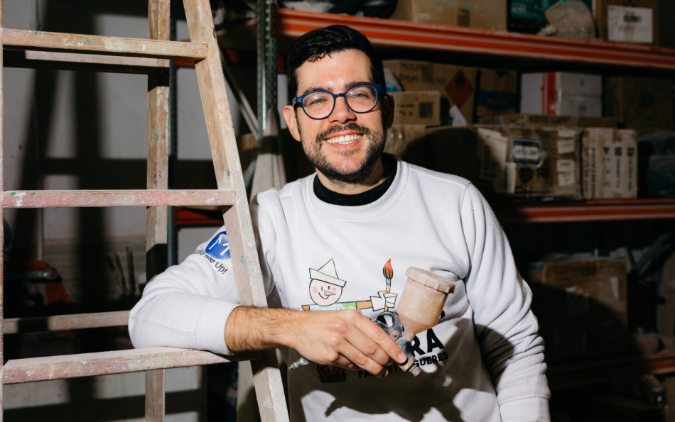 Who creates Las Fallas' figures?