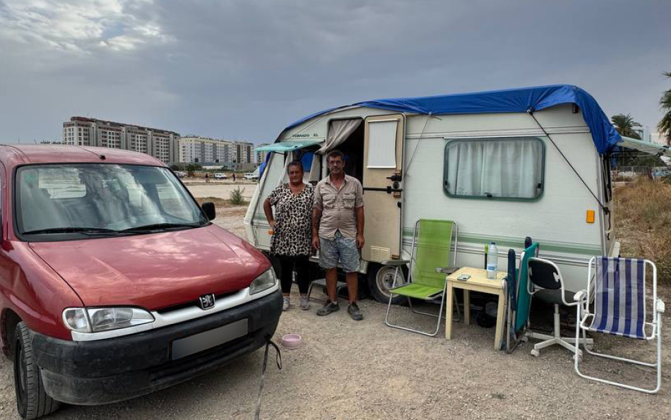 A Few Minutes from the City of Arts and Sciences, Hundreds of People Are Living in Makeshift Shacks