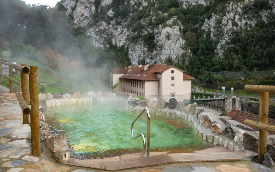 An impressive swimming pool surrounded by mountains is open to visit in Cantabria