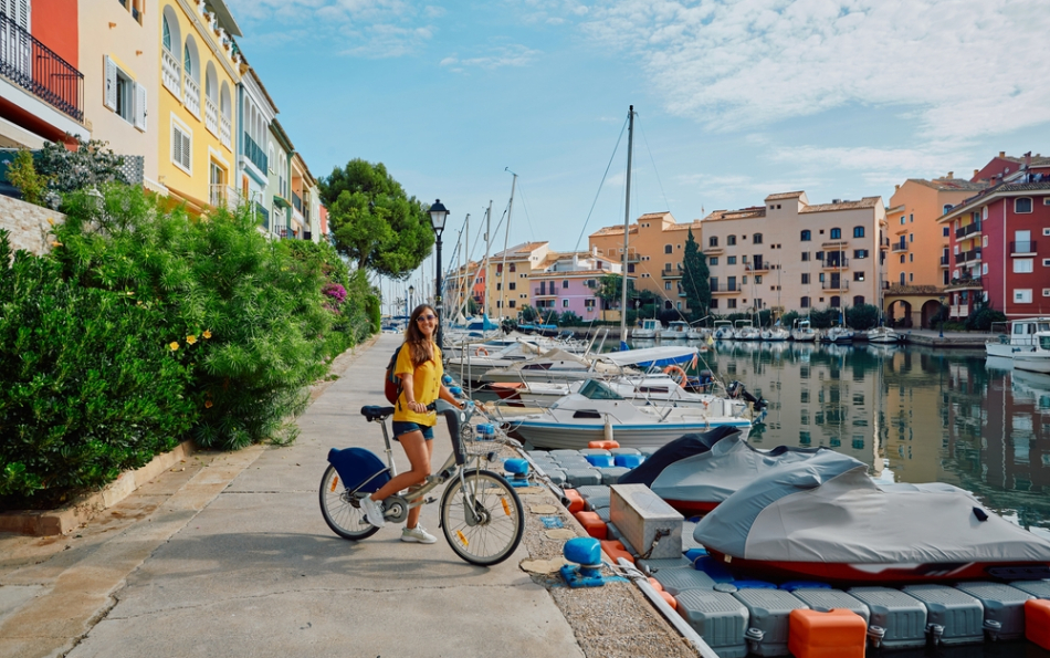 Port Saplaya: Valencia's "Little Venice" of Canals, Colourful Houses, and Moored Yachts
