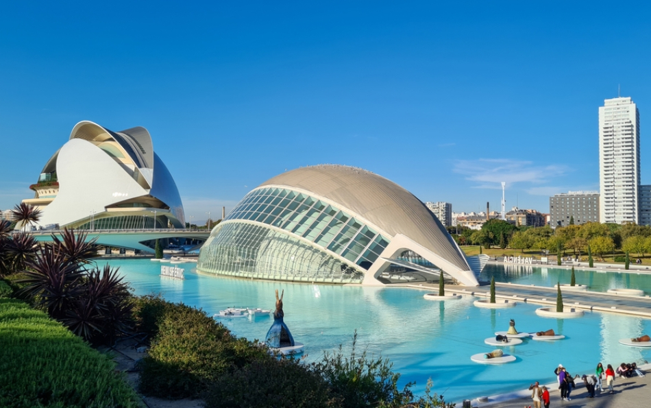 The Complete Guide to Valencia: Landmarks, Markets, Beaches, and What to Eat