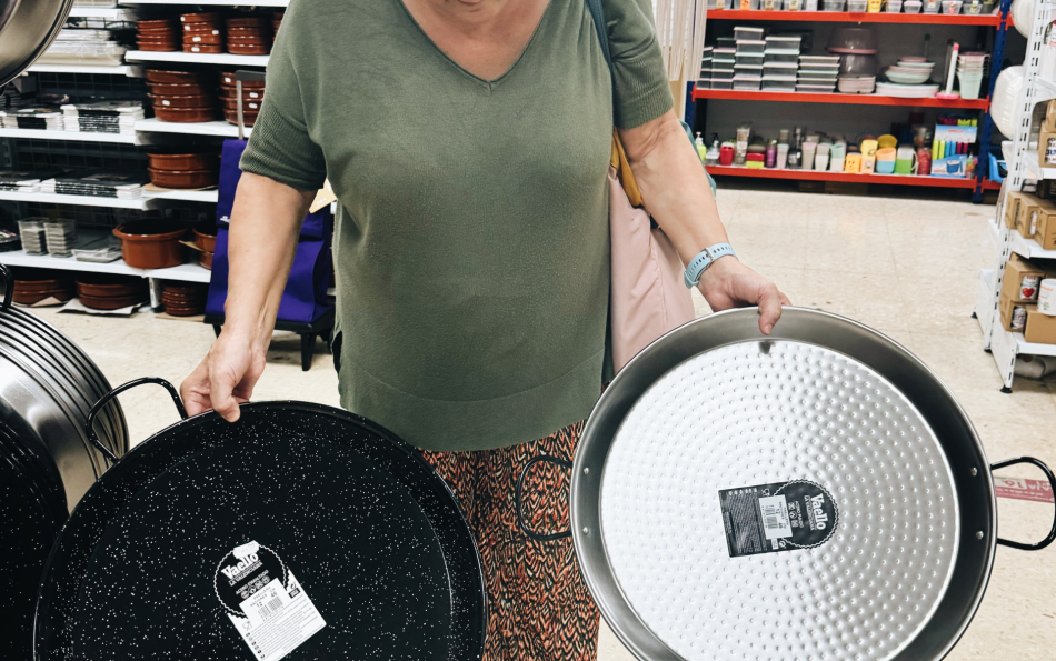 Choosing a Paella Pan with a Valencian Señora